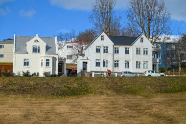 Akureyri İzlanda - 8 Mayıs. 2024: şehir merkezinde binalar