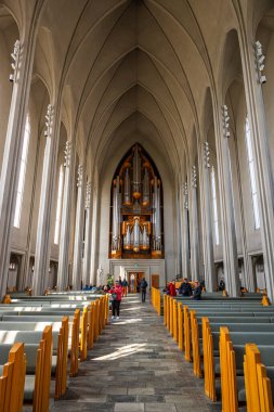 Reykjavik, İzlanda - 25 Mayıs. 2024: Hallgrimskirkja Kilisesi