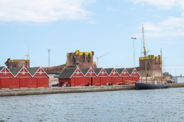 Frederikshavn Danimarka - 4 Haziran. 2024: Yelkenli, balıkçı barakaları ve petrol platformu yıkıldı