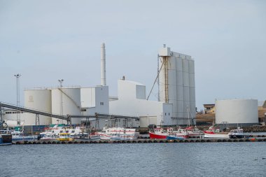 Akranes İzlanda - 12 Nisan. 2024: Balık fabrikası ve liman