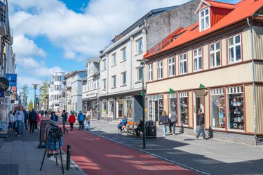 Reykjavik, İzlanda - 25 Mayıs. 2024: Laugavegur alışveriş caddesinde insanlar