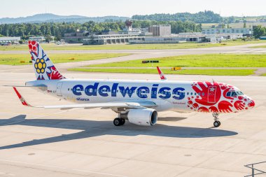 Zürih İsviçre - 7 Ağustos. 2025: Edelweiss Airbus A320 havaalanında