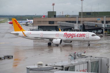 Zürih İsviçre - 2 Ağustos. 2025: Pegasus Airbus A321 NEO Havaalanında