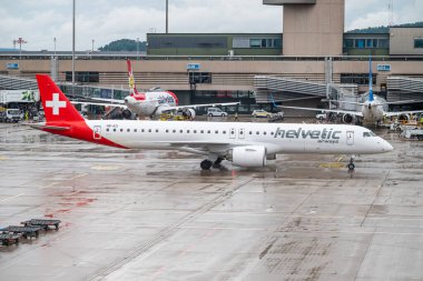 Zürih İsviçre - 2 Ağustos. 2025: Embraer ERJ-190 Helvetic Havayolları 'ndan gelen uçak