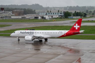 Zürih İsviçre - 2 Ağustos. 2025: Embraer ERJ-190 Helvetic Havayolları 'ndan gelen uçak