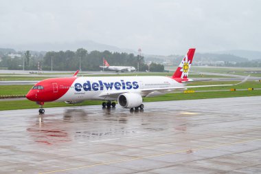 Zürih İsviçre - 2 Ağustos. 2025: Edelweiss Airbus A350 havaalanında