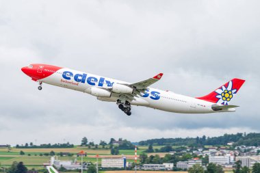 Zürih İsviçre - 2 Ağustos. 2025: Edelweiss Airbus A340 havalimanından kalkış