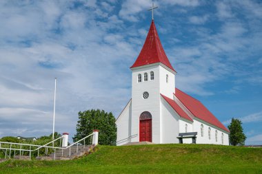 Kuzey İzlanda 'daki Hrisey Adası' ndaki kilise güneşli bir yaz gününde.