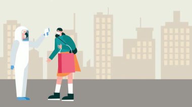 Korunaklı maskeli genç adam 19. koronavirüsü önlemek için akıllı telefon kullanıyor.