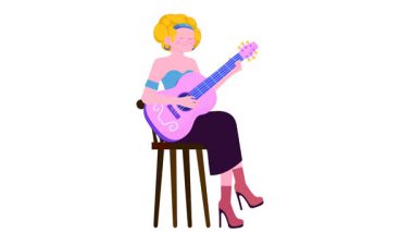 Gitarlı ve mikrofonlu siyah elbiseli bir kadın.