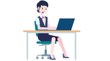 Ofisteki bilgisayarlı iş kadını.