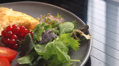  Taze yeşillik, böğürtlen ve kiraz domatesli bir tabak vejetaryen krep taze bir yemeğin özünü yakalar. Sağlıklı, çevre dostu akşam yemeğini takdir edenler için mükemmel..