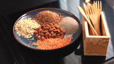 Badem, yulaf, karabuğday, chia tohumu, mercimek gibi vejetaryen malzemeler, parlak bir karışım. Bitkisel gıdalar, eko-bilinçli yaşam için daha sağlıklı ve sürdürülebilir seçenekler sunar. Vegan ipek ürünleri