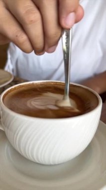 Yumuşak köpüklü kahve girdabı, lezzetli aroma kremsi dokusunu vurguluyor. Bir fincan kahve ve duyusal kahve deneyiminin zevkini çıkarmak için mükemmel.