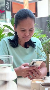 Abu Dhabi, BAE - 17 Eylül 2024: Mola sırasında kahve fincanlarında bulunan hemşire, rahatlatıcı ortam molası vererek çok ihtiyaç duyulan rahatlamayı sağladı 