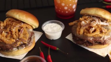 Organik et, soğan ve aromalı soslu taze çiftlik hamburgeri. Taze, doğal malzemelere, cesur tatlara ve daha sağlıklı bir gezegen için sürdürülebilir yiyecekler için lezzetli, ekolojik bilinçli bir yemek..