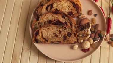 Çevre dostu vejetaryen tabağı. Olgun domatesler, zeytinler, gevrek fındıklar ve lezzetli ve sürdürülebilir yemek için acı biber ile servis edilen taze ekmek. Sağlıklı, bitki temelli seçenekler eko-bilinçli restoranlar için mükemmel..