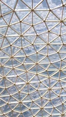 Cam tavan ve geometrik üçgen tasarım modern mimari yenilikleri yansıtıyor doğal ışık ve yapıyı birleştirerek fütüristik atmosfer yaratıyor kentsel alanları açık görüşlerle büyütüyor.