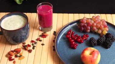 Meyve tabağı, bir bardak meyve suyu, ve çiftlik kaynaklı fındıklar, ahşap masa gösterisi sadeliği çiftlikten sofraya hareket. Vejetaryen, çevreci, temiz beslenme, sağlıklı beslenme için ideal.