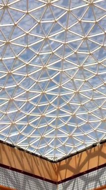 Geometrik tavan yapısı ve üçgen cam tasarımı modern kentsel ortamlar ve gelecekteki ortamlar için mükemmel ışık ve mekan dengesini vurgulayan yenilikçi mimari sergiliyor.