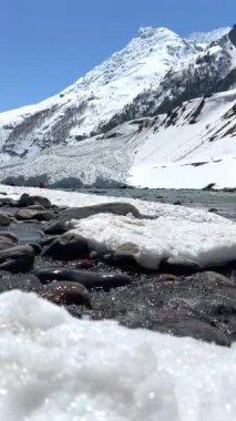  Dağlarda eriyen kar ekosistemleri besleyen nehirleri besliyor. Bu, iklim değişikliğinin bu hassas denge üzerindeki etkisini vurguluyor ve bu temel doğal süreçleri korumak için harekete geçme çağrısında bulunuyor..