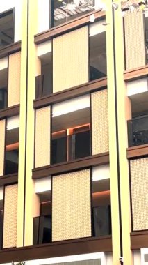 Geometrik desenler ve temiz çizgiler dış görünüme çağdaş bir hava katar. Yapılandırılmış tasarım dengeyi getirirken, örüntülerin kusursuz bütünleşmesi mimariye görsel ilgi kazandırıyor..