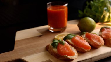 Fesleğen ve peynirle çiftleştirilmiş somon, ferahlatıcı portakal-havuç suyu ile tamamlanmış lezzetli bir tat getirir. Bu sağlıklı hoşgörü, lezzet ve besin içeren çevre dostu bir diyet için mükemmeldir.