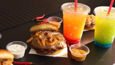 Çiftlikten gelen taze, çevre dostu malzemelerle dolu organik et burgeri, çeşitli soslar ve içeceklerle birlikte. Bilinçli yiyiciler için doğal tatlarla dolu çiftlikten sofraya yemek..