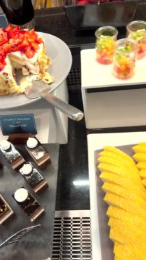 Tatlı meyveler ve kekler, baştan çıkarıcı tatlıların yer aldığı bu bozulmuş büfede ortaya çıkar. Taze meyvelerden zengin keklere kadar, bu ziyafet lüks tatlı seçimleri sunuyor.