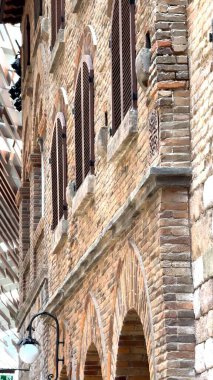 Klasik tuğla işçiliği ve kemerli pencerelerle inşa etmek arka planda parlak modern elementlerle tezat oluşturarak eski dünya cazibesi ve çağdaş yeniliğin birleşimini sembolize eder..