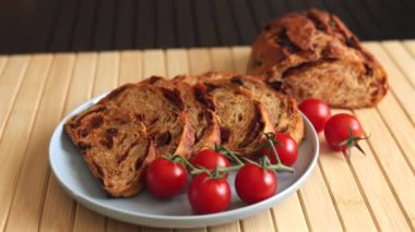 İçinde domates ve zeytin pişirilmiş ekmek ve yanında da bir sürü taze vişneli domates. Doğrudan çiftlikten sağlanan diyet dostu yemek sağlıklı beslenmek için basit, temiz ve lezzetli bir seçimdir. 