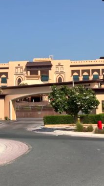 Modern oteller ve gayrimenkullerle ticaret başarısı için tasarlanmış ana sahil mülkleri. Mimarlık lüks ve işlevselliği birleştirir, yatırımcıları cezbeder ve turizm büyümesini sağlar.