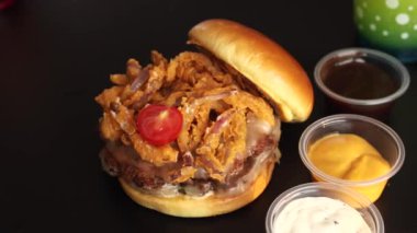 Taze çiftlik malzemeleri ve ferahlatıcı içeceklerle organik burgerlerin tadını çıkar. Enerji dolu, çevre dostu bir yemek. Çevreye ve harika zevklere önem veren herkese cesur doğal tatlar sunuyor..