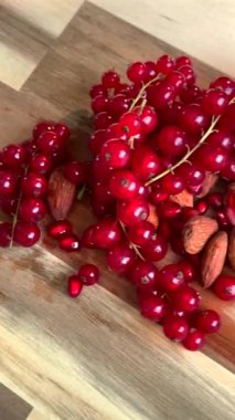 Canlı taze çilek kırmızısı frenk üzümü sağlıklı organik vejetaryen atıştırmalıklar için mükemmel. Bu sulu böğürtlenler besin maddeleriyle dolup taşıyor. Temiz yeme ve tarladan sofraya sağlığın özünü somutlaştırıyor.