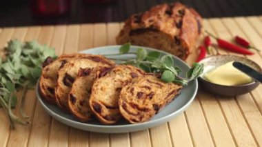 Akdeniz usulü vejetaryen tabağı. İçinde dilimlenmiş ekmek, domates ve zeytin var. Yanında vejetaryen tereyağlı taze yeşil biber.