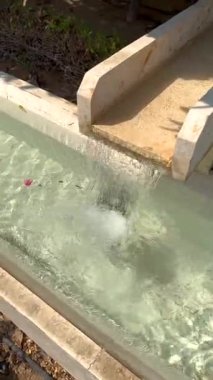 Saf su akıntısı rahatlatıcı ortamı güçlendirir. Huzurlu otel bahçesi kristal suyla nazikçe akan bir hendeğe sahiptir. Huzurlu, doğadan esinlenilmiş bir geri çekilme yaratır. Su dolu hendek sulama sağlar.