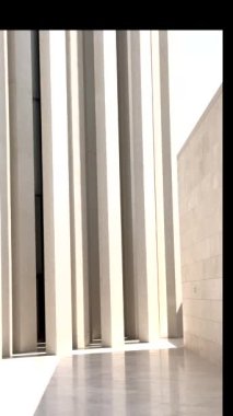 Modern mimari, düz çizgiler ve keskin köşeler kullanarak geometrik saflığı benimser. Minimalist tasarım, temiz yüzeyler boyunca gölgelerin zarif şekillerini oluşturan doğal ışığı geliştirir.