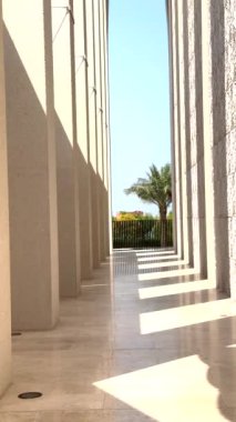 Abu Dhabi, BAE - 9 Eylül 2024: Temiz hatlar, kolonlar, kemerler, güneş ışığıyla yıkanmış ışık ve gölgenin çarpıcı kontrastı, mavi gökyüzü vurgulu parlak 