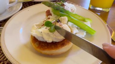 Benedict yumurtasından zengin yumurta sarısı, bıçağın kestiği gibi, lüks ve çökmüş gurme kahvaltısını vurguluyor. Üst düzey yemek deneyimlerini ve brunch toplantılarını desteklemek için birebirdir..