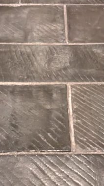 Döşemeli taş döşeme modern mekanlar için dayanıklı, dokulu yüzey yaratır. Sert ama pürüzsüz taş fayanslar kentsel mimaride doğal hisle çağdaş tasarım arasında denge sunar..