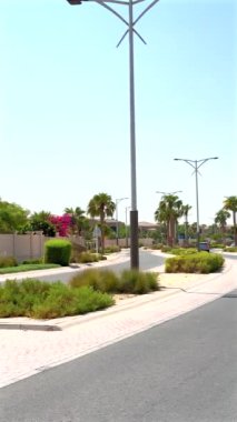 Düzenli olarak düzenlenmiş çalılar ve palmiye kuyruğu yolları, yollar, banliyö bölgelerini geliştiren doğal sınırlar ve iyi organize edilmiş açık alanlarda yerleşimcilere yol ve yollar sunuyor.