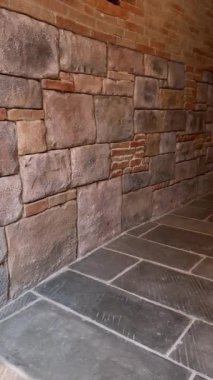 Tarihi işçiliğin dokusu yıpranmış taşlar ve tuğlalar geleneksel yapının dayanıklılığını ve mirasını gösteren sanat eserleri tarihin ve kültürün derin anlamını çağrıştırıyor..