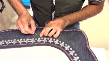 Atların göğüslerini süsleyen erkekler. Kuşaklar boyu süregelen marifetli sanatkarlığı sembolize eden karmaşık bir tasarım ile süslemeye odaklan. El yapımı dekorasyon tekniği.