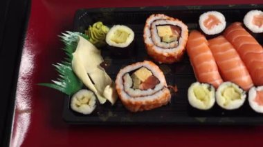 Kırmızı tabakta geleneksel suşi ve sos Japon mutfağının özünü yakalar. Zarif yemek deneyimi, taze suşiyi klasik soslarla birleştirerek otantik tatları ön plana çıkarıyor.. 