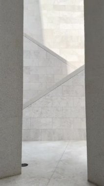 Temiz çizgiler ve geometrik şekillere ve açık alanlara odaklanan nötr tonları içeren minimalist mimari tasarım modern iç mekanlar veya tasarımda basitliği ve netliği vurgulayan projeler için idealdir.