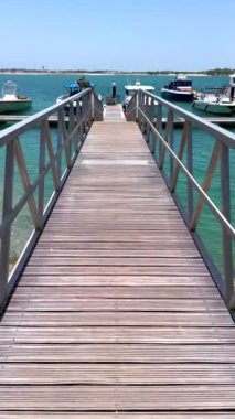 Rıhtımlara doğru yürürken huzur dolu liman atmosferinin altını çiziyorum. Rıhtıma yanaşan tekneler rahatlama ve manzaralı güzellik macerası üzerine odaklanmış konular için harikadır.