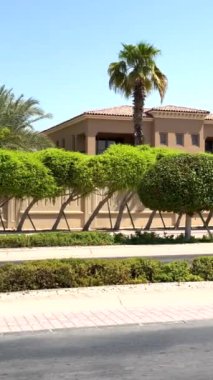Modern peyzaj tasarımı, modern evler için çevre dostu çözümler sunarak, yerleşim ortamlarına sorunsuzca karışırken, doğal engeller olarak sık ağaç ve ağaçları kullanır..