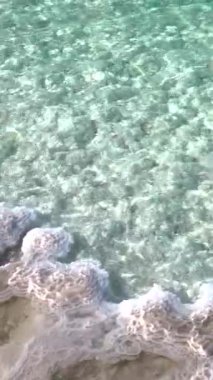 Tuz birikintileri kıyı şeridi boyunca büyüleyici oluşumlar yaratarak kıyı sahnelerine doku ve entrika ekliyor. Doğa bu manzaraları zaman içinde jeolojik güçler aracılığıyla şekillendirir..