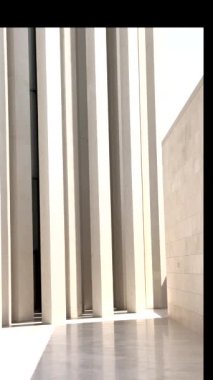 Modern mimari, düz çizgiler ve keskin köşeler kullanarak geometrik saflığı benimser. Minimalist tasarım, temiz yüzeyler boyunca gölgelerin zarif şekillerini oluşturan doğal ışığı geliştirir.