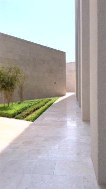 Modern mimari, kentsel sığınma graniti, beton ve yeşillik ile buluşur. Huzurlu bir ortam. Parlak tasarım boyunca ışık ve gölge dansı. 